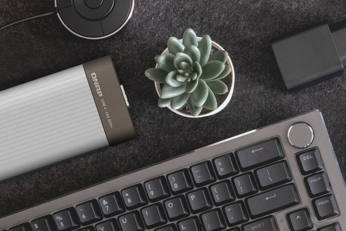 QNAP USB 4 Thunderbolt 3/4 10GbE SFP+